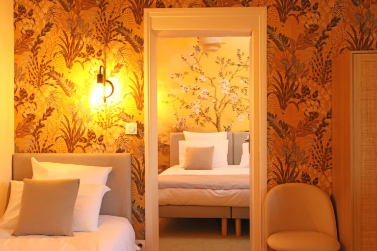Chambre avec lit simple, armoire en bois et vue sur une seconde chambre
