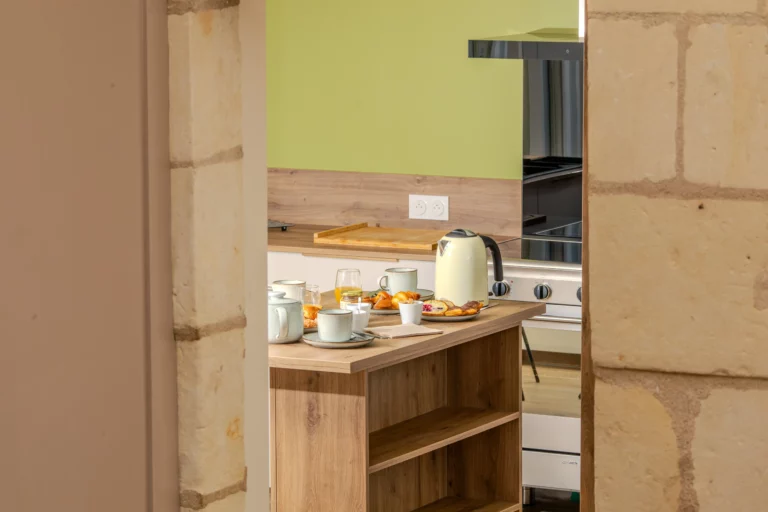 Petit-déjeuner gourmand servi dans une cuisine moderne au domaine des Demeures de Bois Brinçon en Anjou