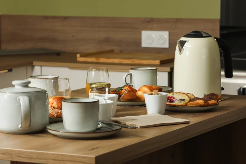 Petit-déjeuner gourmand servi dans une cuisine moderne au domaine des Demeures de Bois Brinçon en Anjou
