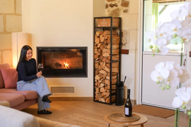 Dégustation d’un vin d’Anjou au coin du feu, dans le salon du gîte Le Cellier aux Demeures de Bois Brinçon