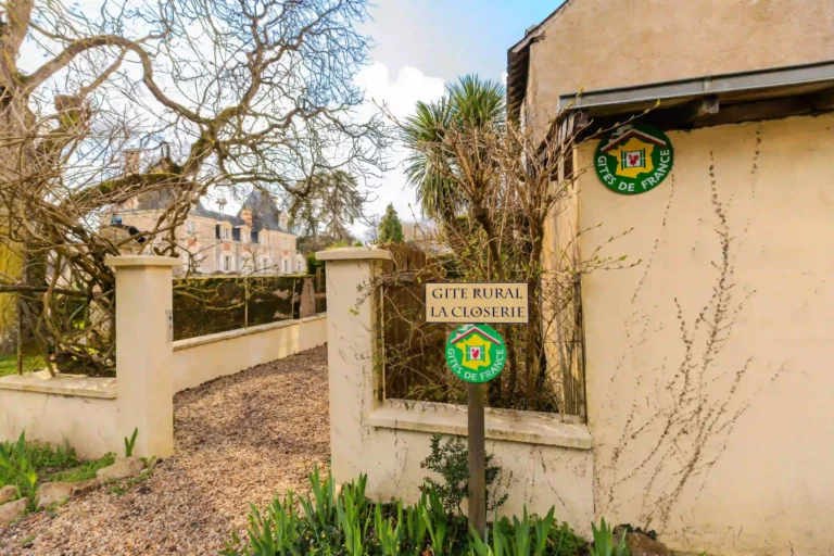 Entrée du gîte rural La Closerie avec jardin, panneau Gîtes de France et allée gravillonnée