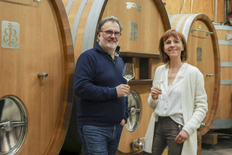 Xavier Caillaud et Géraldine Cailleau, propriétaires des Demeures de Bois Brinçon, dégustant un vin dans la cave du domaine à Anjou, Maine-et-Loire